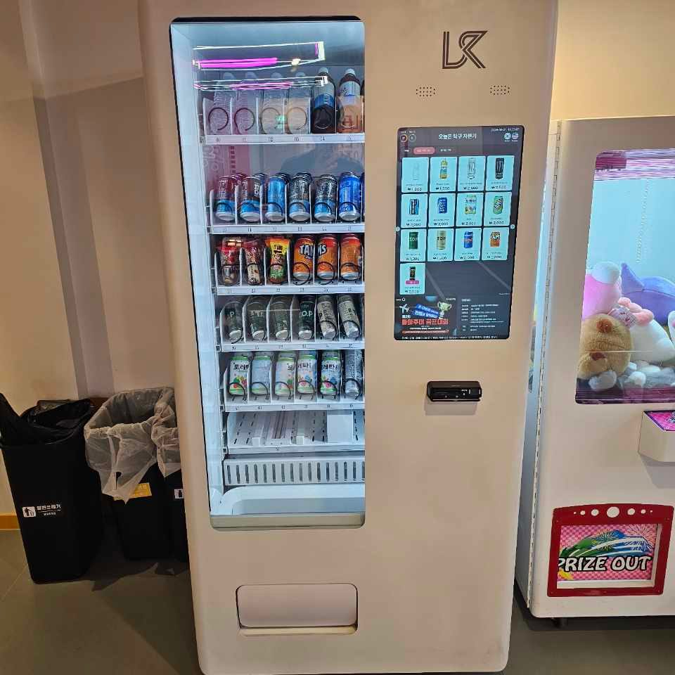 인형뽑기 기기 옆에 설치된 LK 밴딩머신 정면 사진